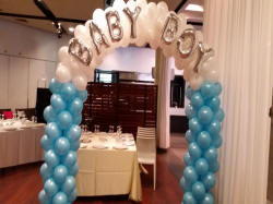 שער בלונים עם כיתוב לברית